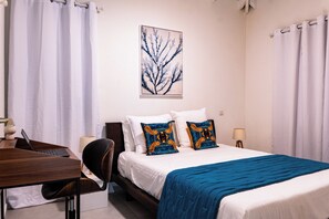 3 slaapkamers, een bureau, een strijkplank/strijkijzer, reisbedje