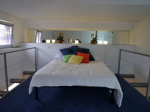 1 quarto, escrivaninha, ferros/tábuas de passar roupa, berço de viagem