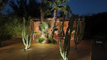 Habitación cuádruple familiar, vista a la alberca (Kenza) | Terraza o patio