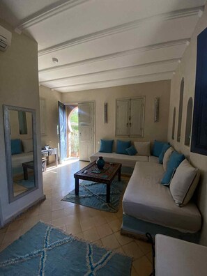 Family Quadruple Room, Pool View (Kenza) | Individually decorated, individually furnished, iron/ironing board - Riad Jardin des Orangers (Sidi Borja)