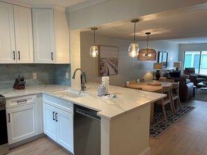 ثلاجة، ميكروويف، فرن، موقد طهي مسطح