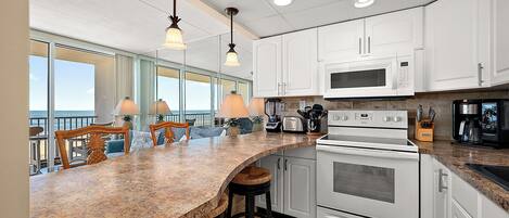 Réfrigérateur, micro-ondes, plaque de cuisson, lave-vaisselle