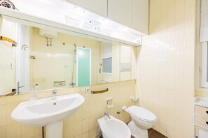 Haartrockner, Handtücher, Seife, Toilettenpapier