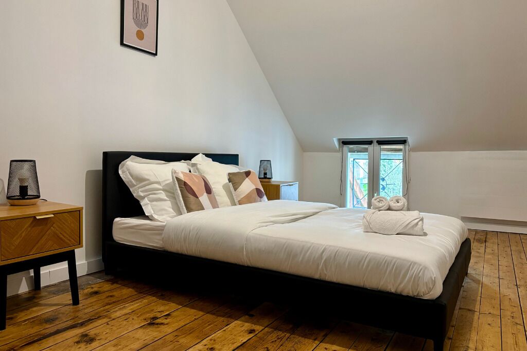 2 多间卧室、熨斗/熨衣板、WiFi、床单