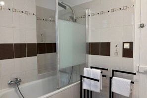 Hair dryer, towels, soap, toilet paper - La maison de la Loire (Nevers)