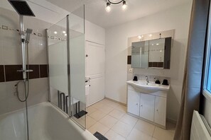 Haartrockner, Handtücher, Seife, Toilettenpapier