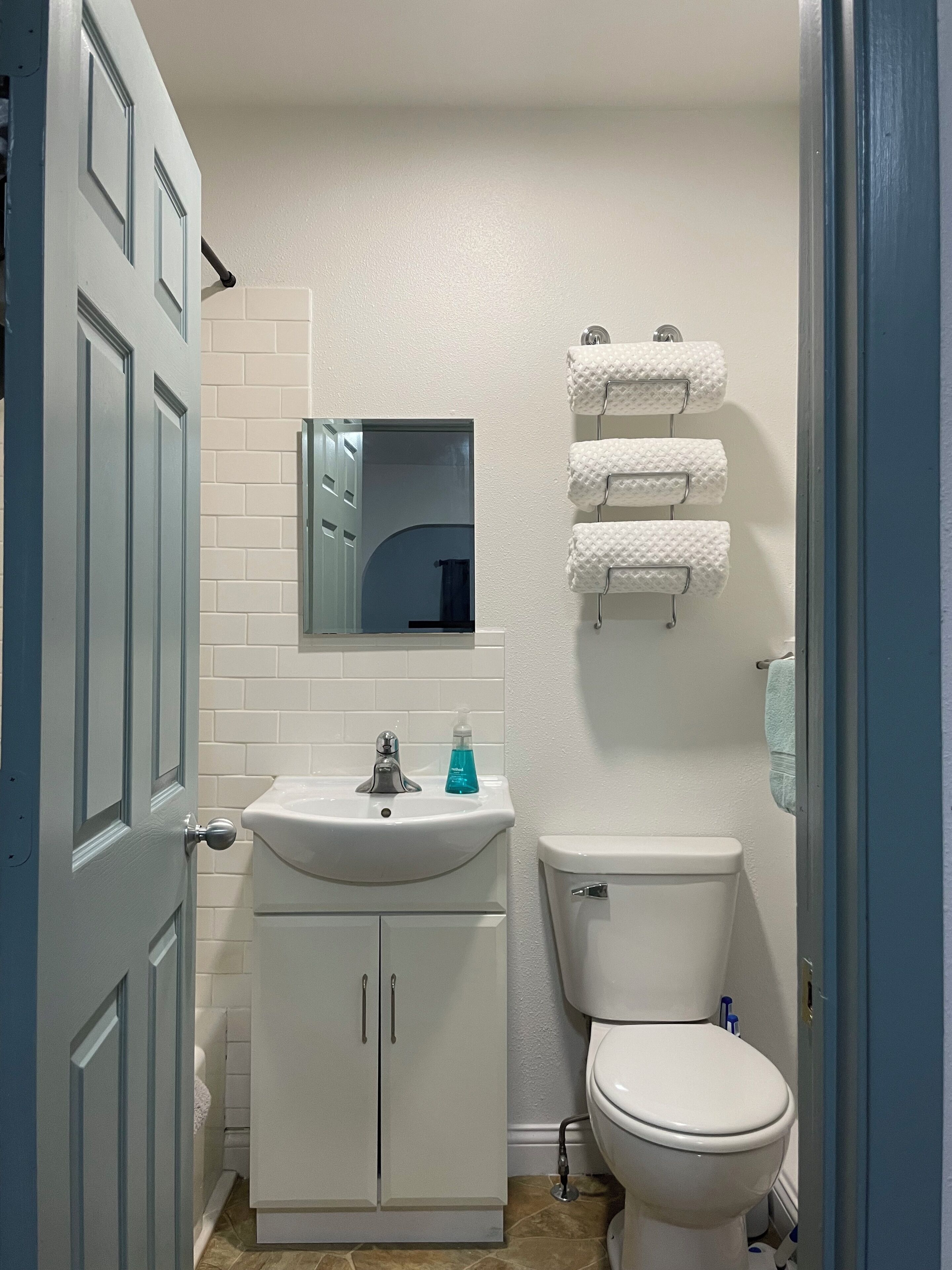 Haartrockner, Handtücher, Seife, Toilettenpapier