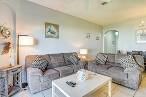 TV, books - 9 Mi to Disney: Spacious Resort Home w/ Lazy River (Davenport)