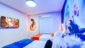 Ett hotellrum med två sängar, en TV och väggdekorationer med anime-tema.
