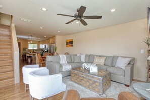 Smart TV, fireplace - Pismo Shores #120 - corner unit with ocean views (Pismo Beach)