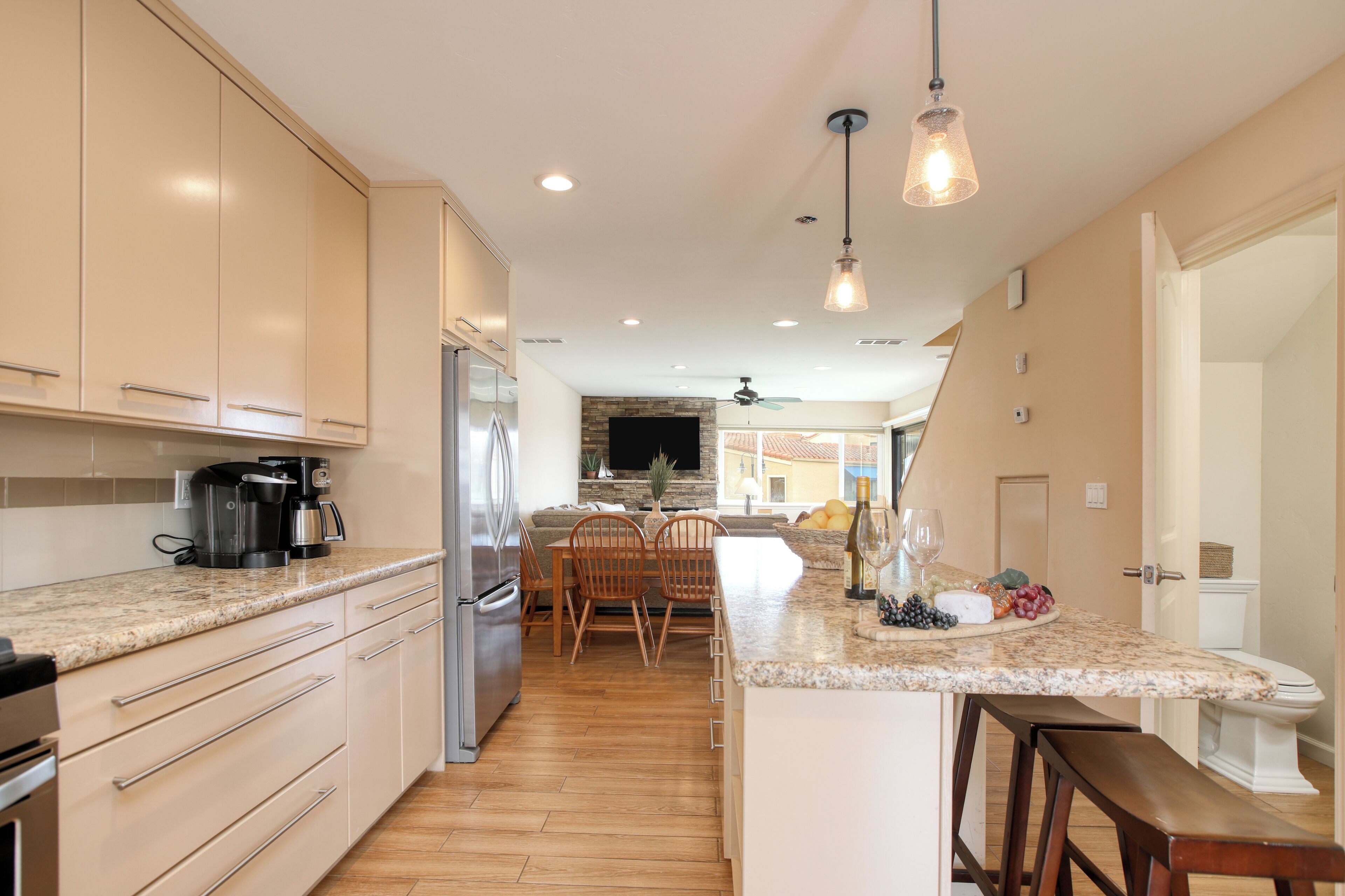 冷蔵庫、電子レンジ、オーブン、コンロ