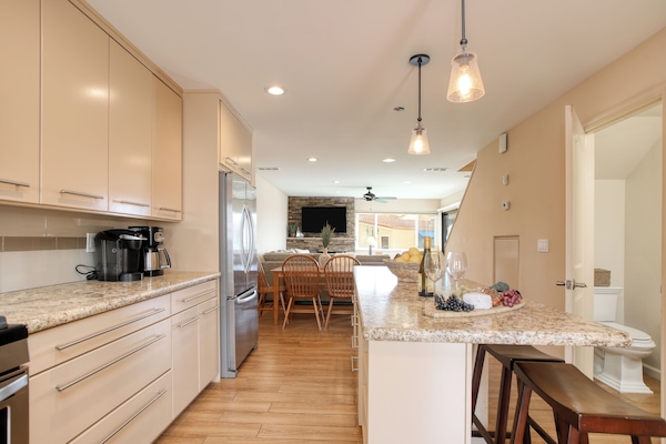 Geladeira, micro-ondas, fogão, cooktop