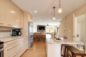 冷蔵庫、電子レンジ、オーブン、コンロ