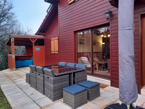 Cosy chalet for 6 with pool and Wi-Fi, near Souillac