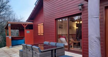 Cosy chalet for 6 with pool and Wi-Fi, near Souillac