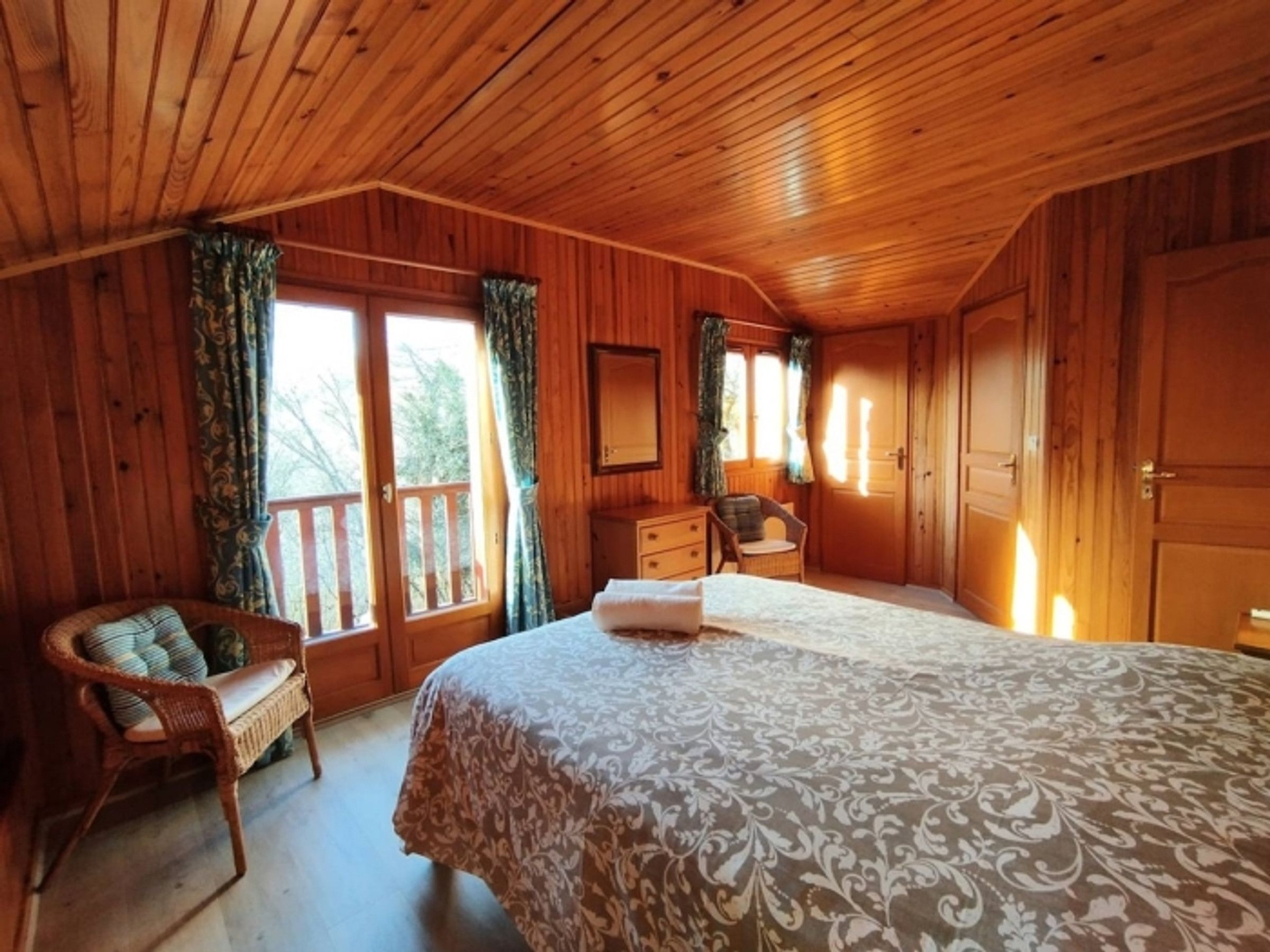 3 bedrooms, travel crib, WiFi (free), bed sheets