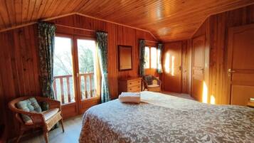 3 bedrooms, travel crib, WiFi (free), bed sheets