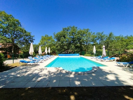 Pool. Cosy chalet for 6 with pool and Wi-Fi, near Souillac