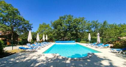 Chalet cosy au vert pour 6 avec piscine et Wi-Fi, proche Souillac