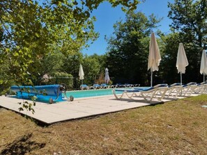 A swimming pool area with lounge chairs and umbrellas. - Cosy chalet for 6 with pool and Wi-Fi, near Souillac (Lachapelle-Auzac)
