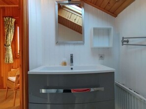 A bathroom with a white sink, a mirror, and a towel rack. - Cosy chalet for 6 with pool and Wi-Fi, near Souillac (Lachapelle-Auzac)