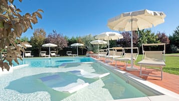 Piscina stagionale all'aperto, ombrelloni da piscina, lettini