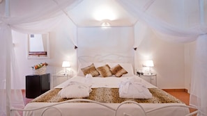 Presidential Suite, Pool View | Minibar, in-room safe, blackout curtains, soundproofing - Tenuta La Rotta (Ravenna)