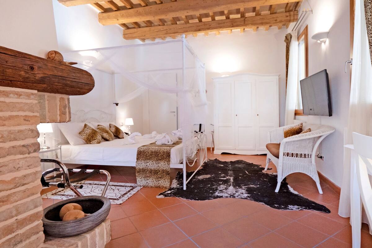 Presidential Suite, Pool View | Minibar, in-room safe, blackout drapes, soundproofing