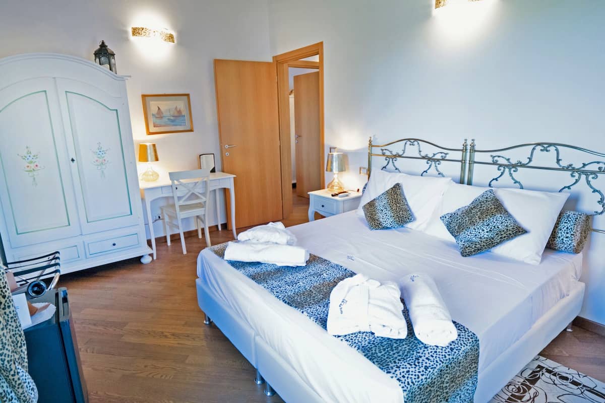 Suite, 2 Bedrooms, Garden View | Minibar, in-room safe, blackout drapes, soundproofing