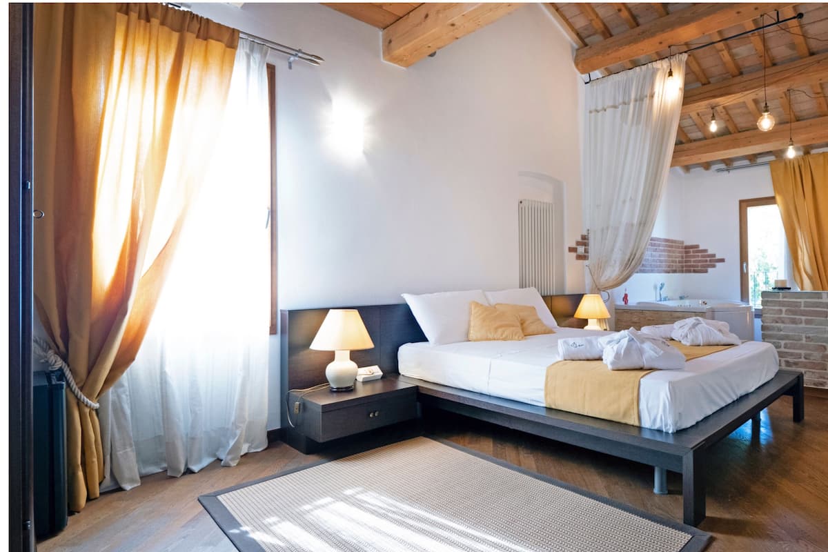 Luxury Suite, Garden View | Minibar, in-room safe, blackout drapes, soundproofing