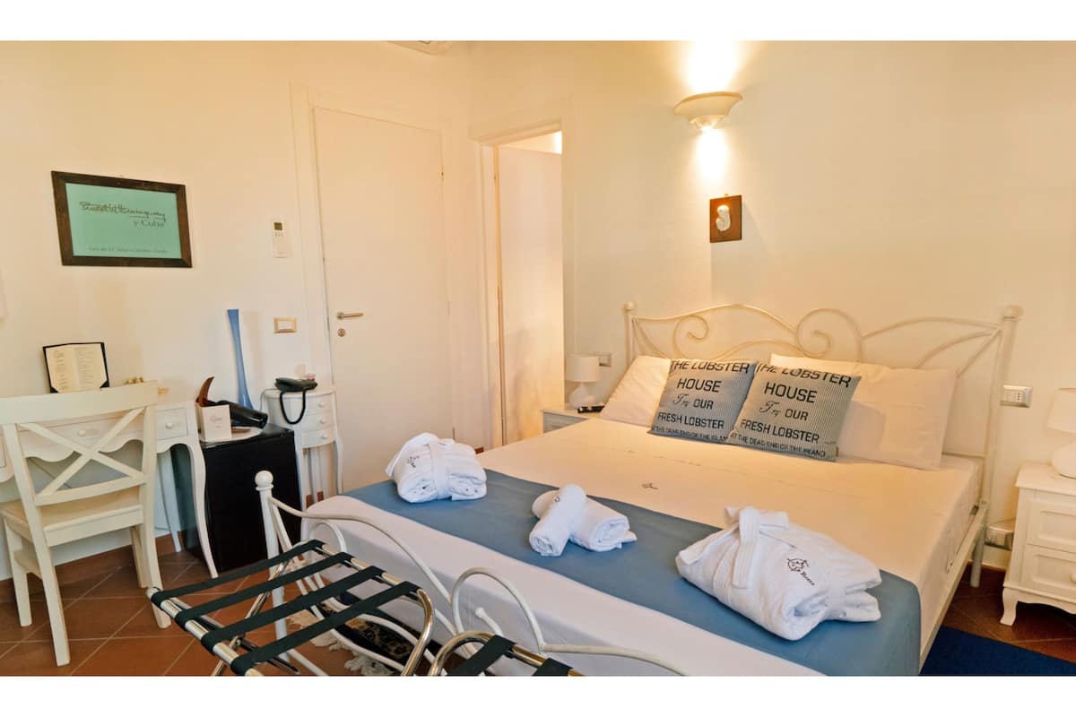 Junior Suite, Pool View | Minibar, in-room safe, blackout drapes, soundproofing