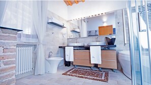 Presidential Suite, Pool View | Bathroom