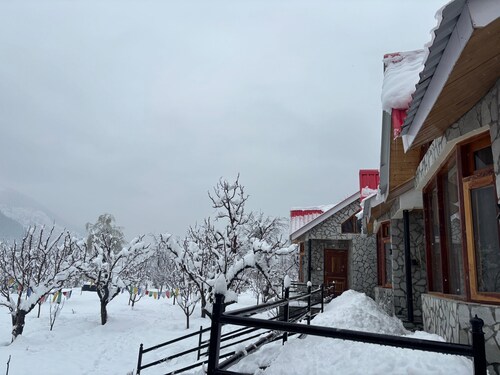 Kahaani : Luxury Chalets and Rooms with Bonfire and Apple Orchard