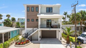 Exterior - Villa Sorrento · 2025 Luxury · Walk to Town-Beach (Fort Myers Beach)
