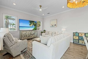 TV, books, offices - Villa Sorrento · 2025 Luxury · Walk to Town-Beach (Fort Myers Beach)