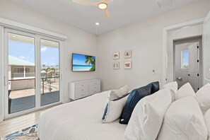 5 bedrooms, desk, iron/ironing board, travel crib - Villa Sorrento · 2025 Luxury · Walk to Town-Beach (Fort Myers Beach)