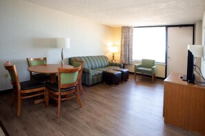 Living area - Beachfront resort in  Virginia Beach - just reduced  25%   - August 2nd to 9th (Virginia Beach)