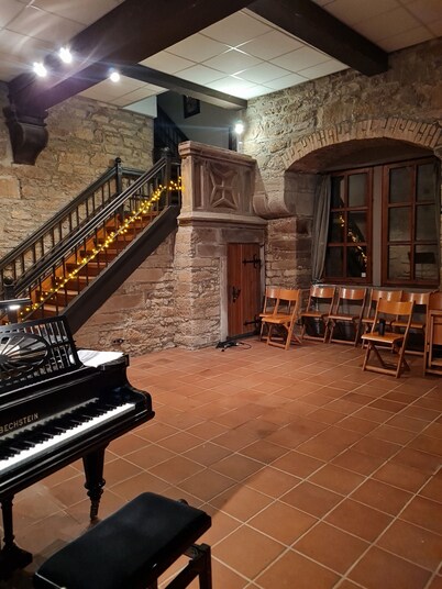 Large vacation apartment in a unique historic building - also for musicians