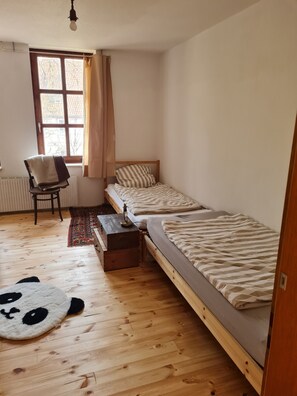 3 bedrooms, WiFi, bed sheets - Large vacation apartment in a unique historic building - also for musicians (Hardegsen)