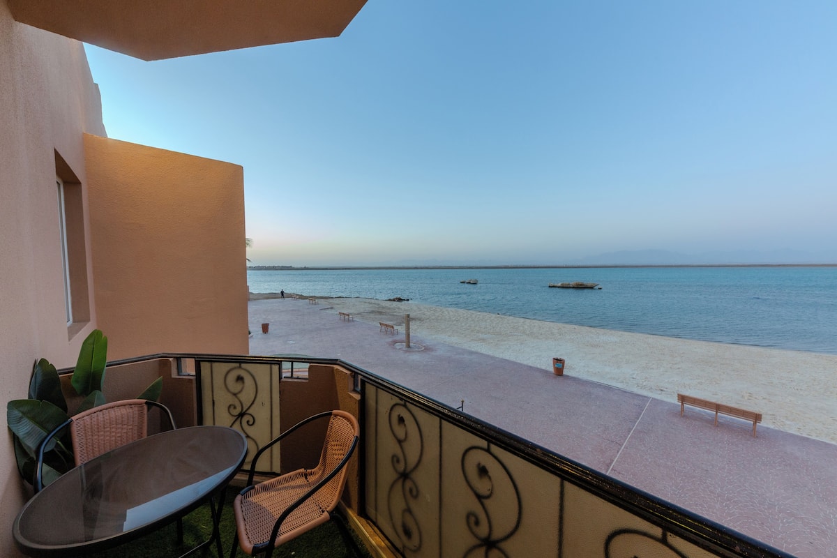 Chalet Deluxe, balcón, vista a la playa | Baño | Amenidades de baño gratuitas, toallas, jabón, shampoo