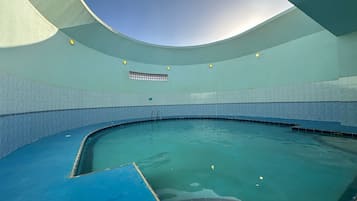 6 outdoor pools