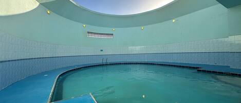6 outdoor pools