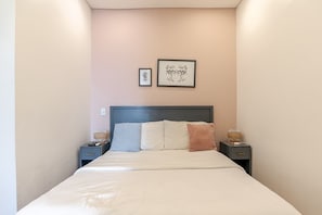 1 bedroom, in-room safe, iron/ironing board, travel cot - G102 - Stylish 1-Bed in Granada | Fast WiFi Included (Cali)
