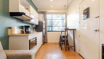 Coffee/tea maker, fridge, microwave, oven