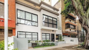 A modern building with a sign for "EXECUTIVE SUITES." - G102 - Stylish 1-Bed in Granada | Fast WiFi Included (Cali)
