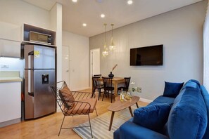 TV, offices - G201 - Cozy & Quiet 2-Bed | Fast WiFi | By Granada (Cali)