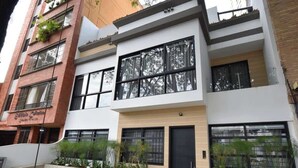 Un edificio moderno de varios pisos con amplias ventanas y techo plano.