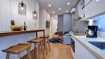 Frigorifero, microonde, forno, piano cottura