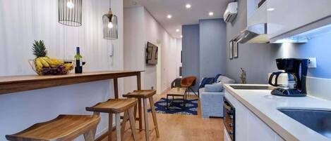 Réfrigérateur, micro-ondes, four, plaque de cuisson