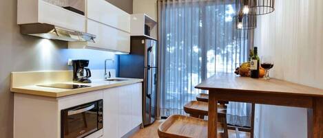 冷蔵庫、電子レンジ、オーブン、コンロ